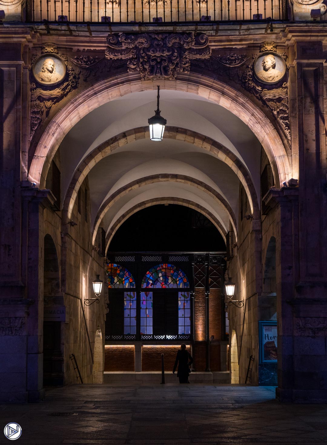 Luces y Sombras en la Ciudad Dorada